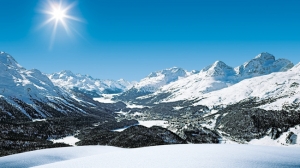 ENGADIN St. Moritz: Blick von Muottas Muragl auf gefrorene Engadiner Seenplatte und Engadiner Bergwelt als Panorama, bearbeitetes Bild